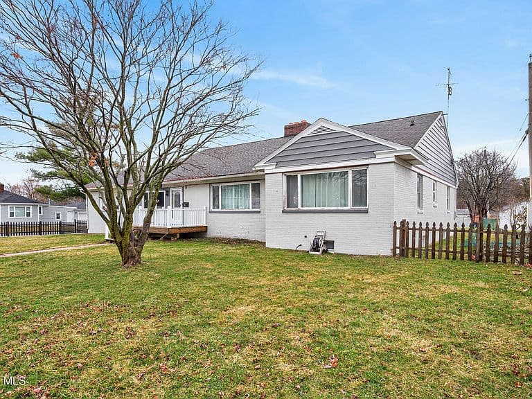 Listing photo 5