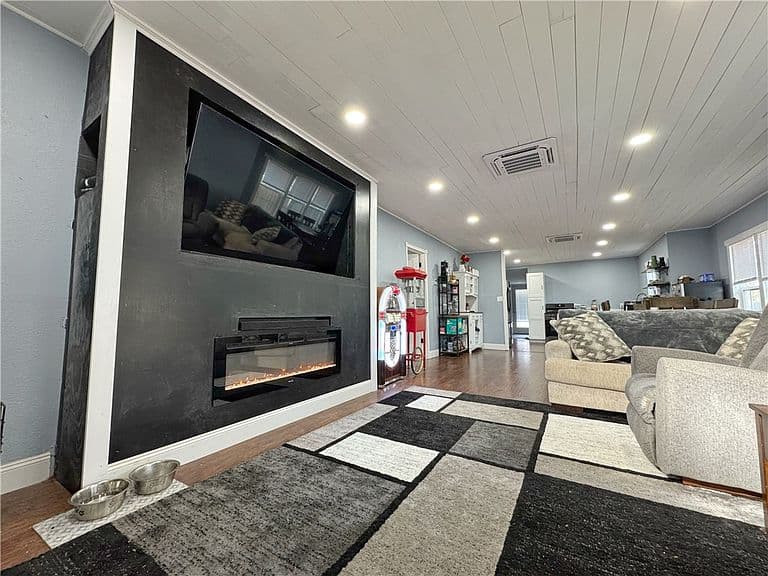 Listing photo 5