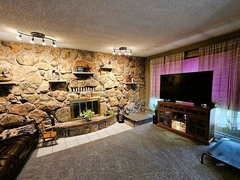 Listing photo 3
