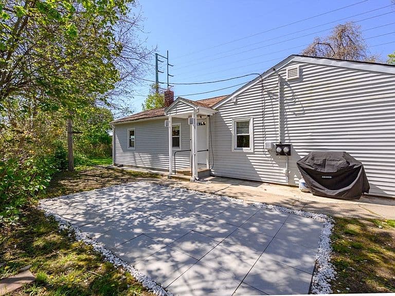 Listing photo 3