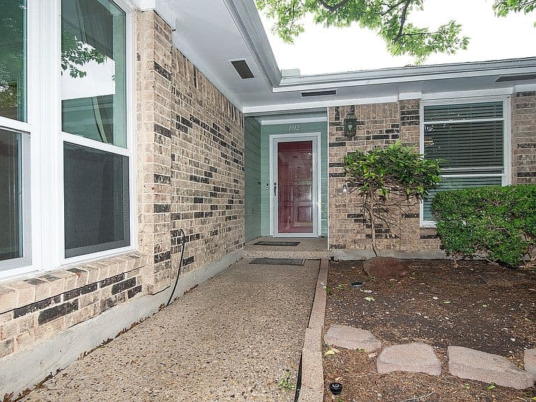 Listing photo 3