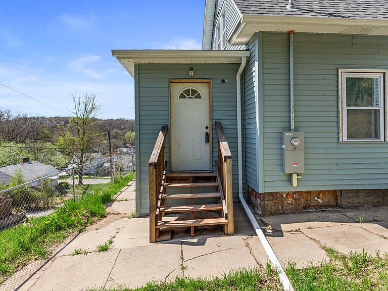 Listing photo 2