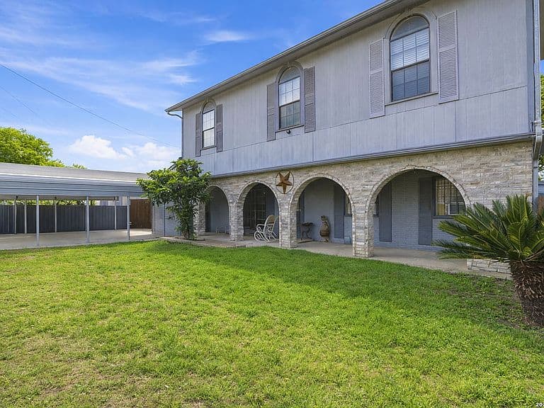 Listing photo 2