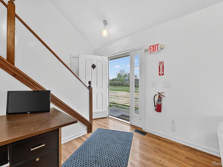 Listing photo 5