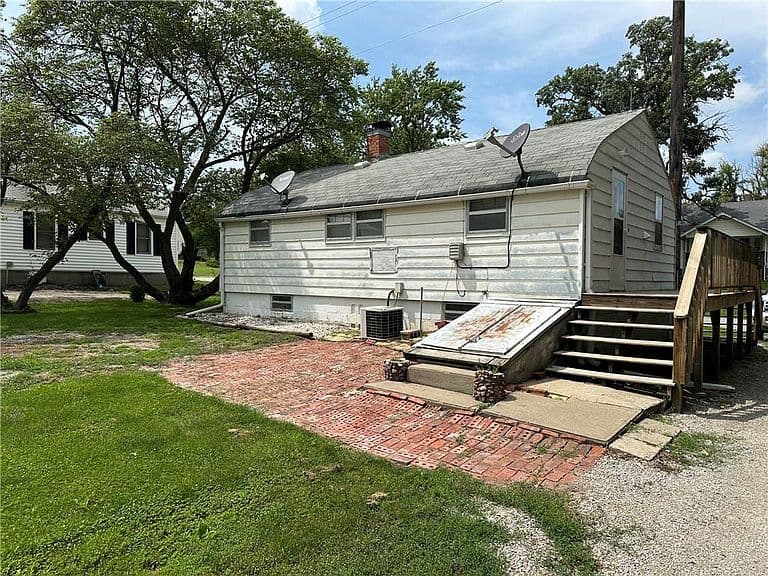Listing photo 2
