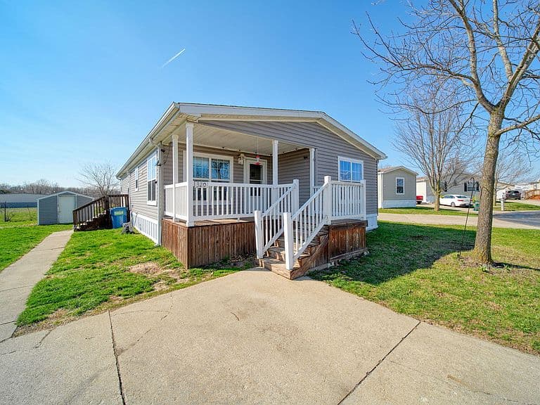 Listing photo 2