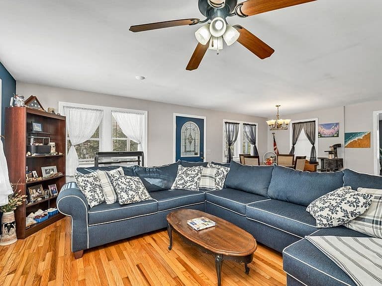 Listing photo 4