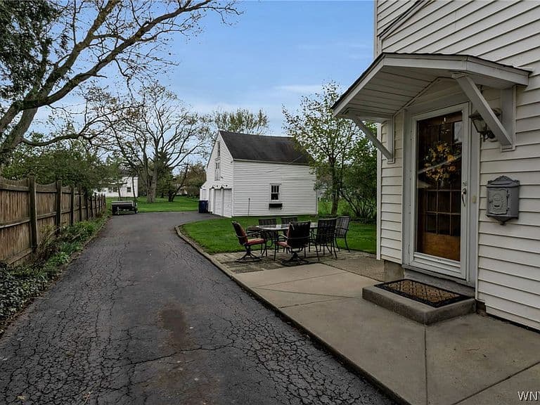 Listing photo 3