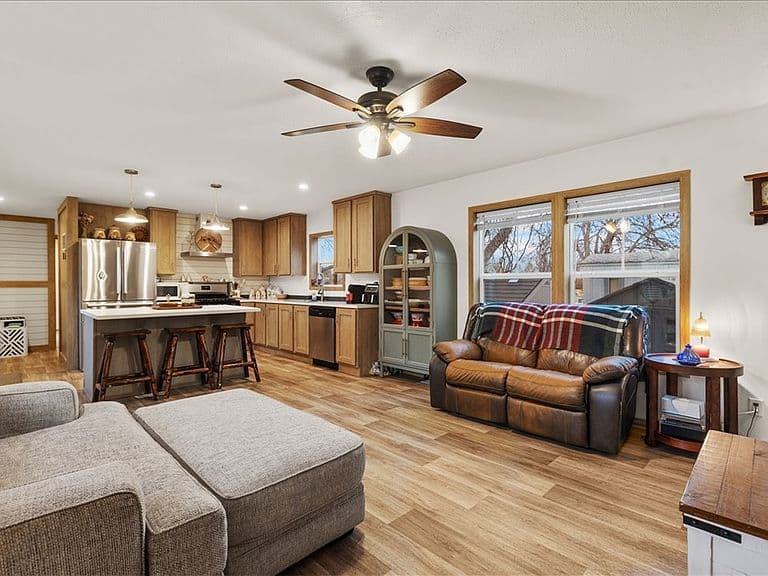 Listing photo 4