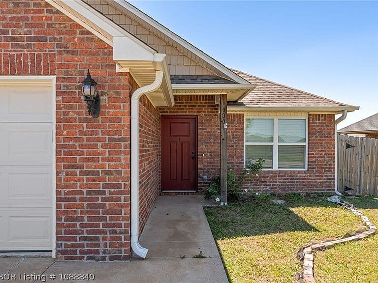 Listing photo 2