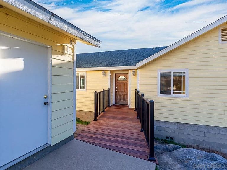Listing photo 2