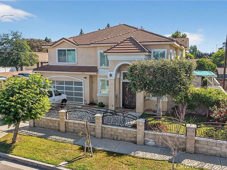 Listing photo 2