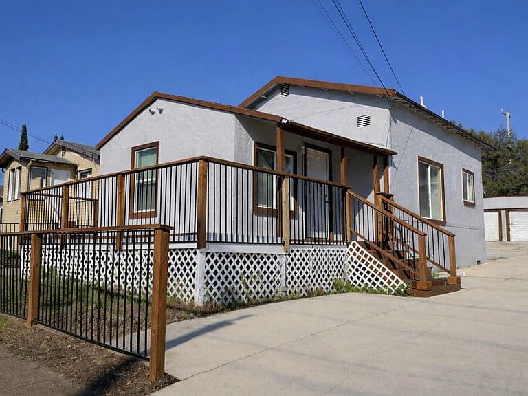 Listing photo 2