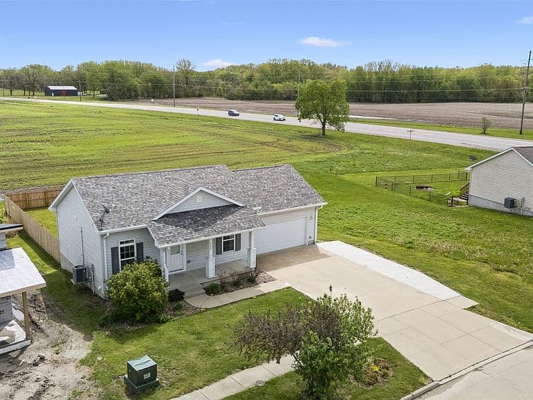 Listing photo 2