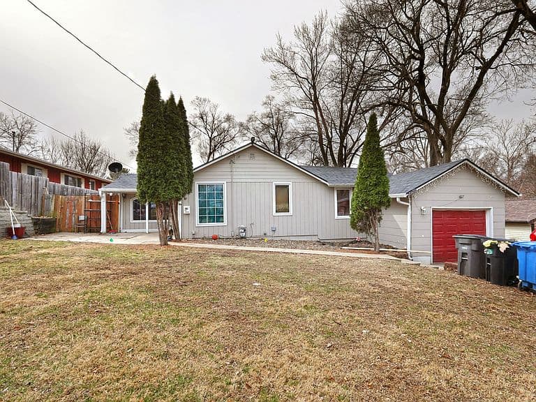 Listing photo 2