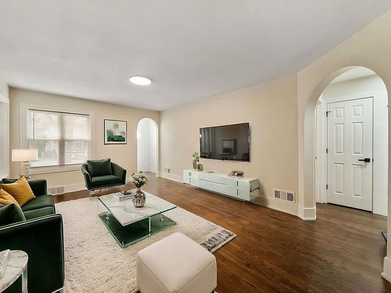 Listing photo 2