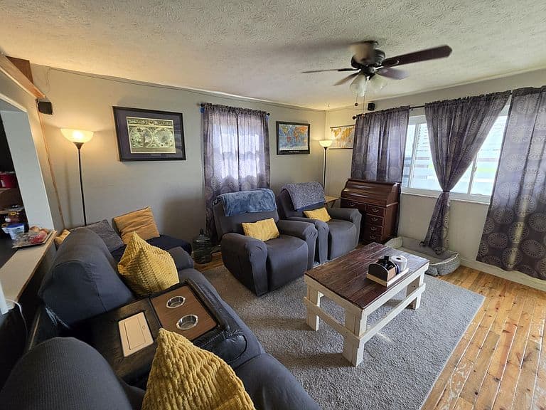 Listing photo 2