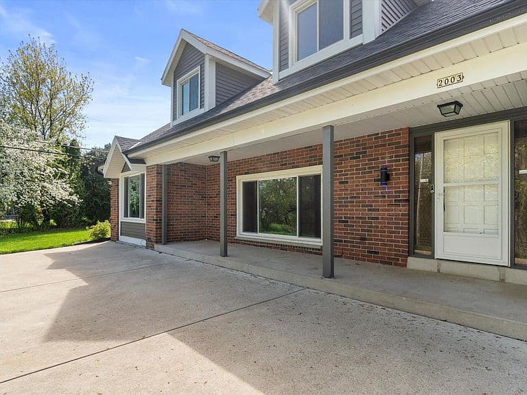 Listing photo 3