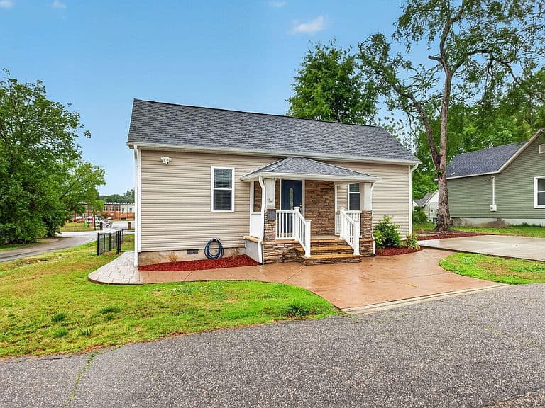 Listing photo 2