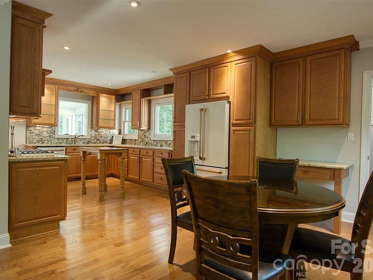Listing photo 5