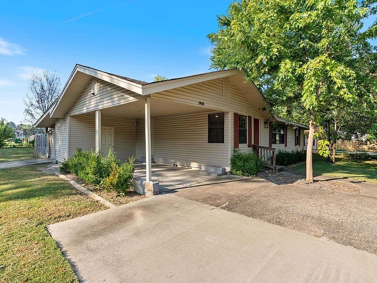 Listing photo 3