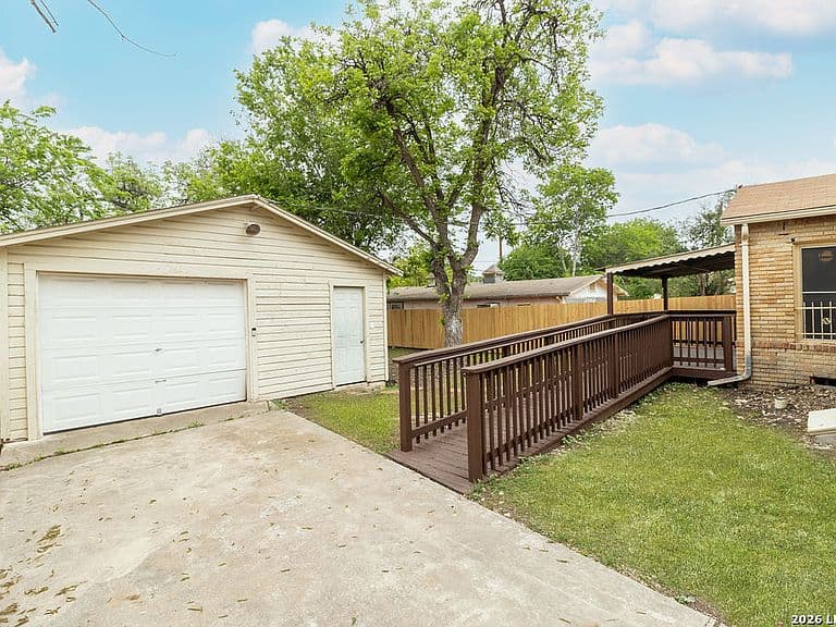 Listing photo 4