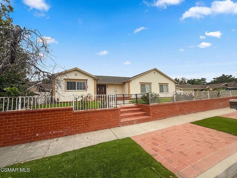 Listing photo 2