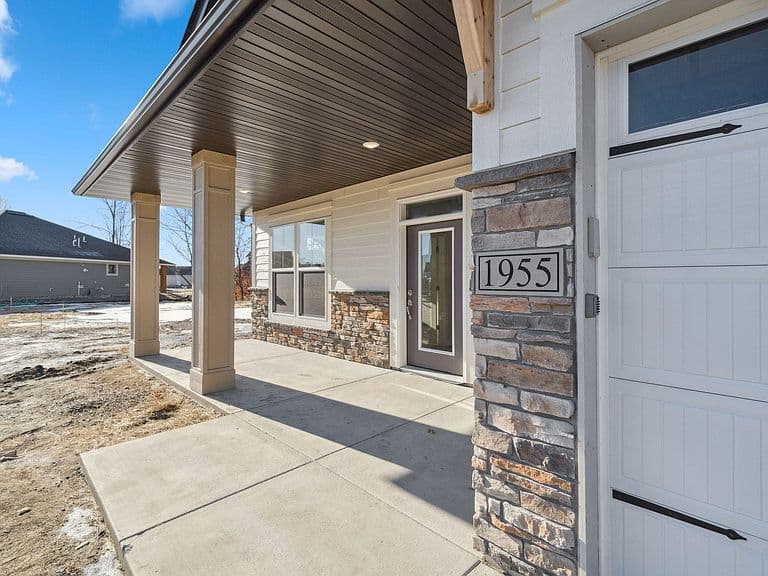 Listing photo 2