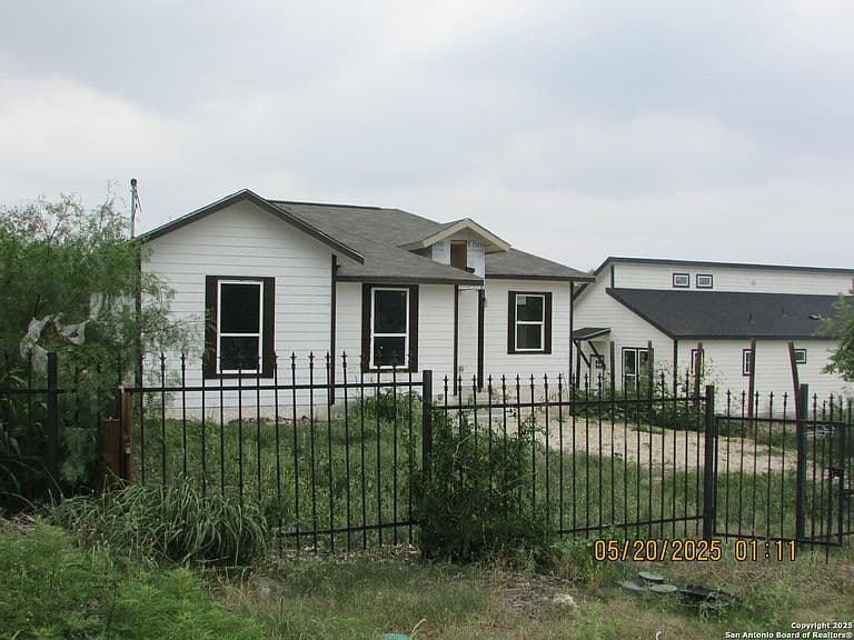 Listing photo 3