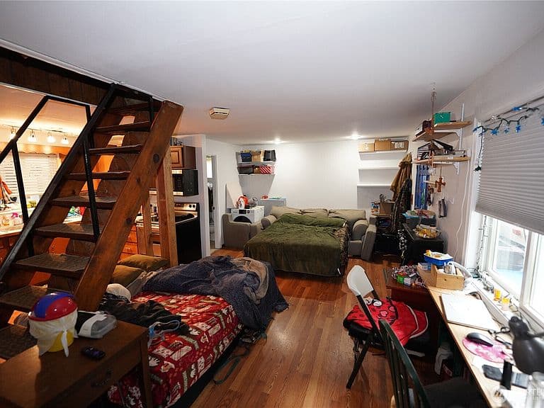 Listing photo 5