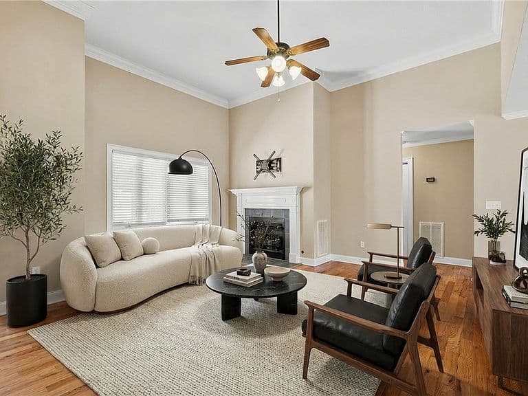 Listing photo 3