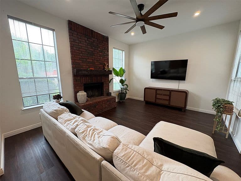 Listing photo 2