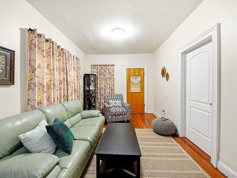 Listing photo 3