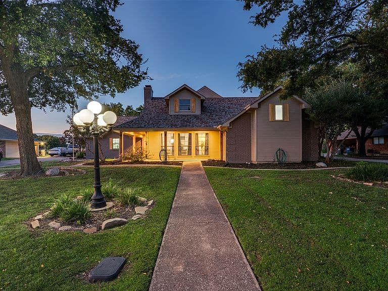 Listing photo 2