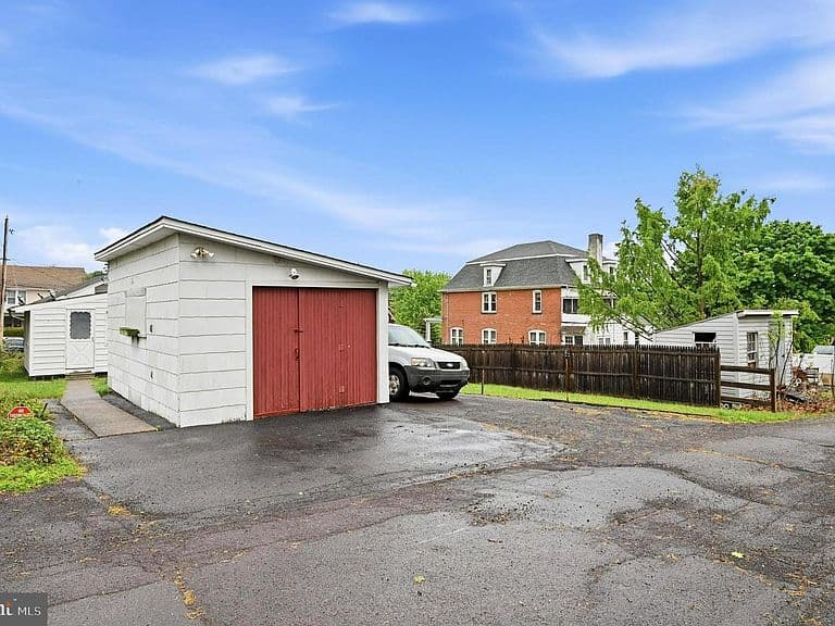 Listing photo 5
