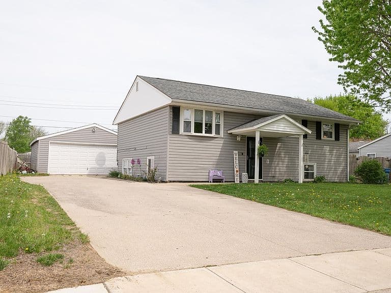 Listing photo 2
