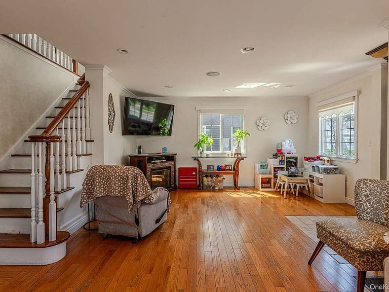 Listing photo 3