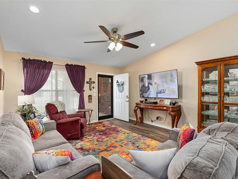 Listing photo 5