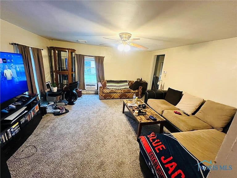 Listing photo 3