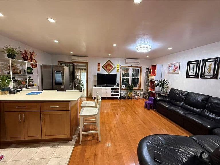 Listing photo 5