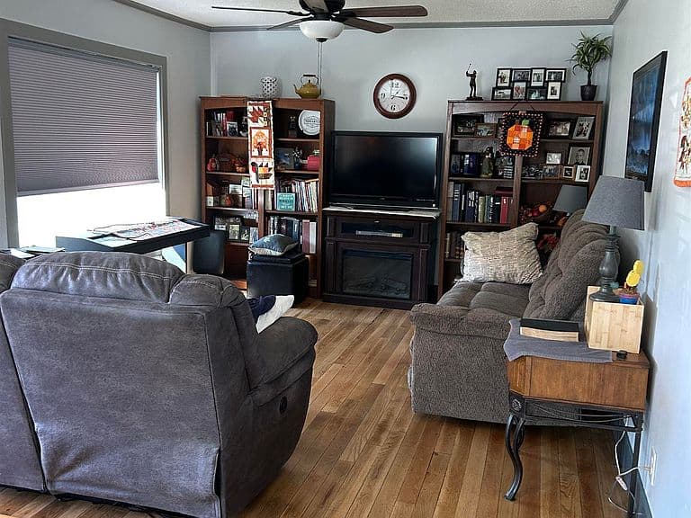 Listing photo 2