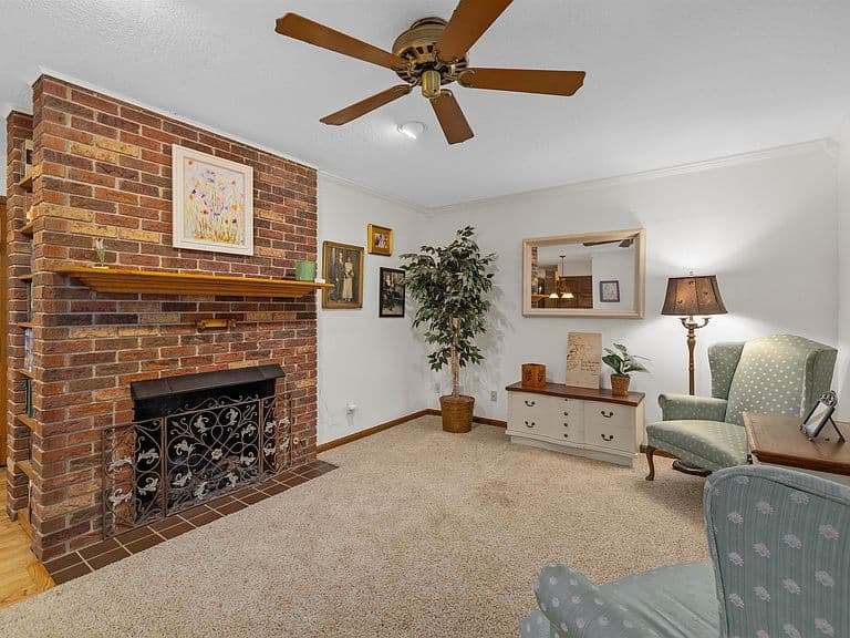 Listing photo 5