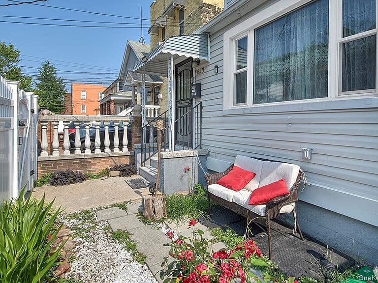 Listing photo 2