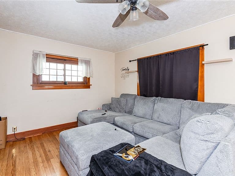 Listing photo 5