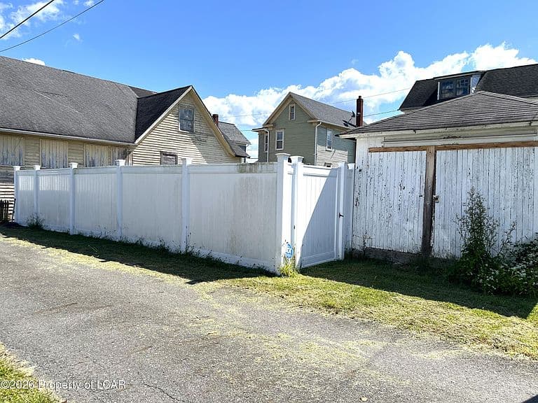 Listing photo 5