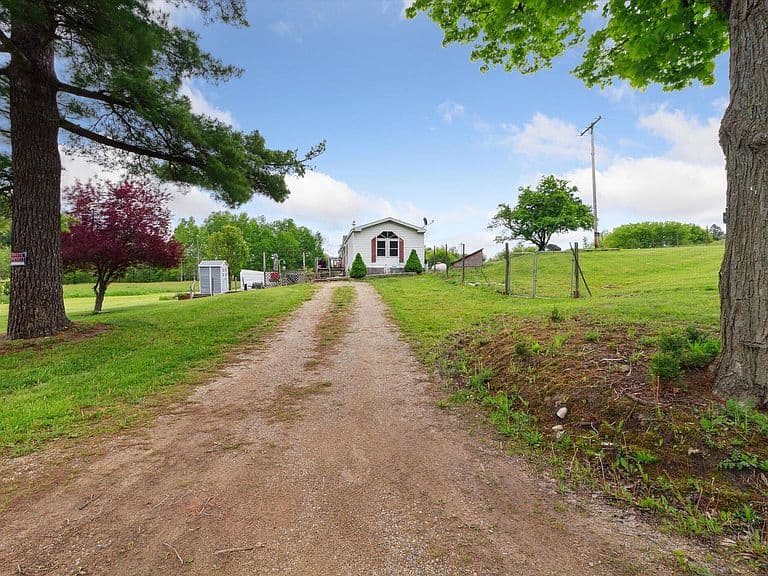 Listing photo 2