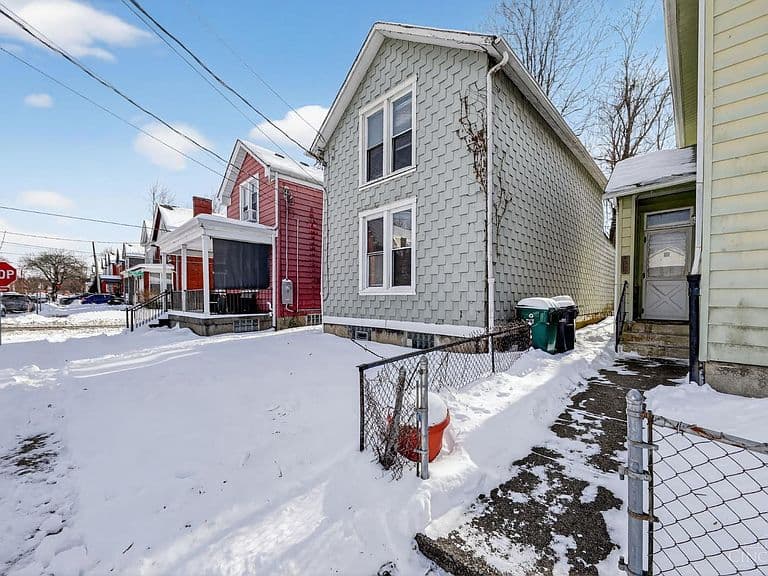 Listing photo 2