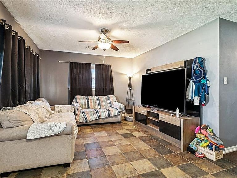 Listing photo 3