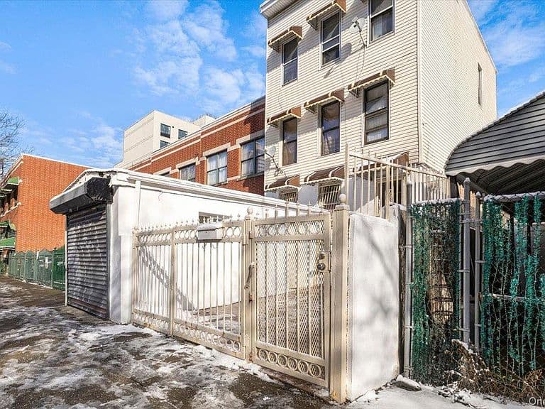 Listing photo 3