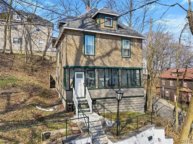Listing photo 2